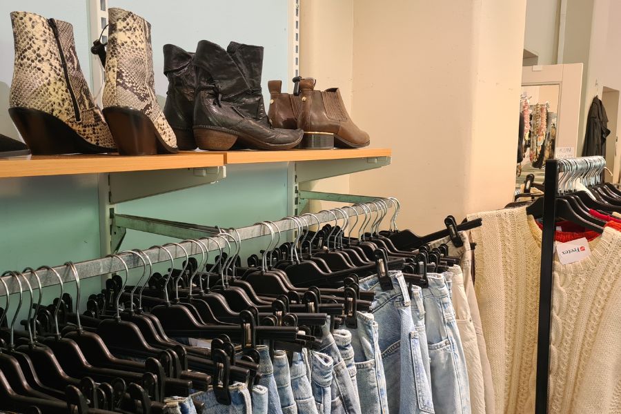 Secondhand jeans og sko hos Fretex Arkivet Grunerløkka