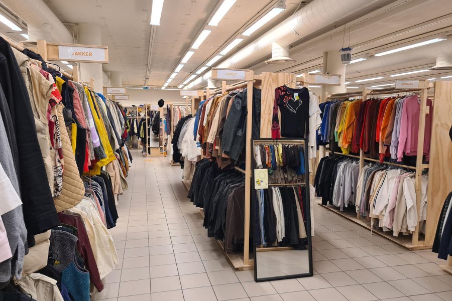 Store lokaler med klær hos Det Gule Hus Flagship