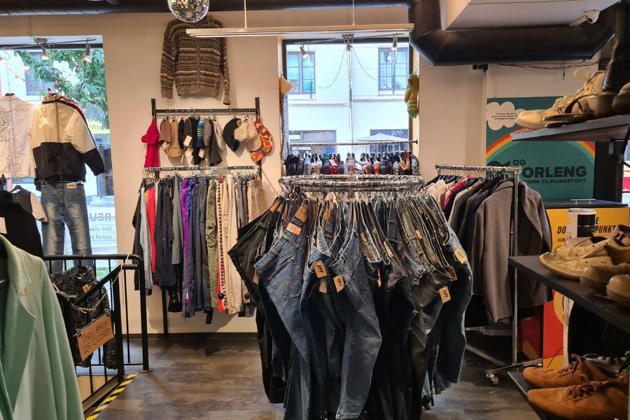 Åpne lokaler med vintage jeans på stativ hos UFF Grunerløkka