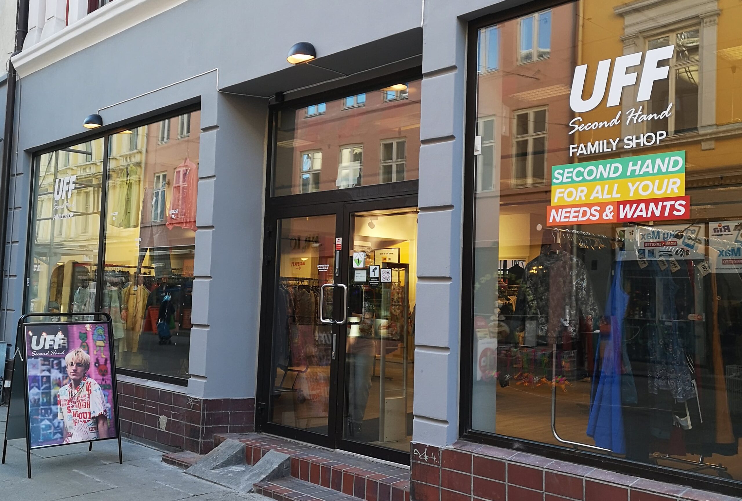 Bildet fra utsiden av Uff Family Shop i Brugata