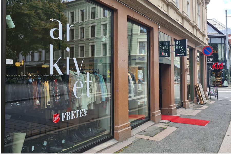 Rød løper utenfor lokalene til Fretex Arkivet Grunerløkka