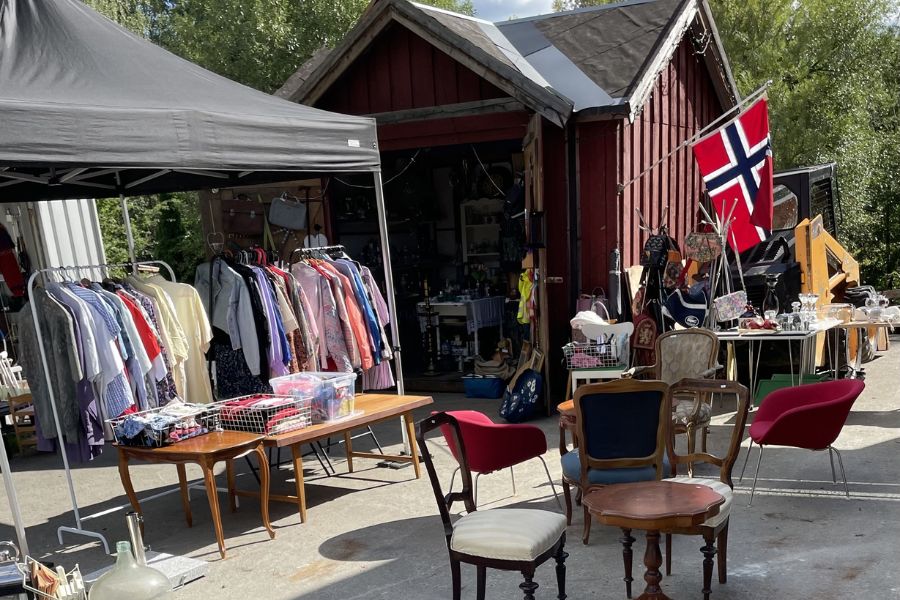 Åpent telt og bod hos Ljabru brukthandel med secondhand og vintage klær og møbler