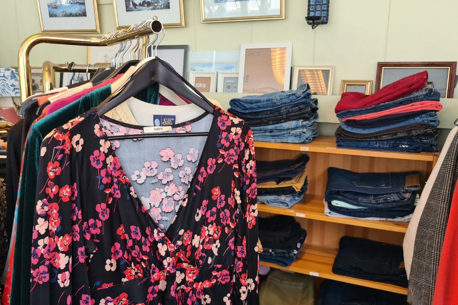 Kjoler, jeans og bukser hos Oasen bruktbutikk på Kampen