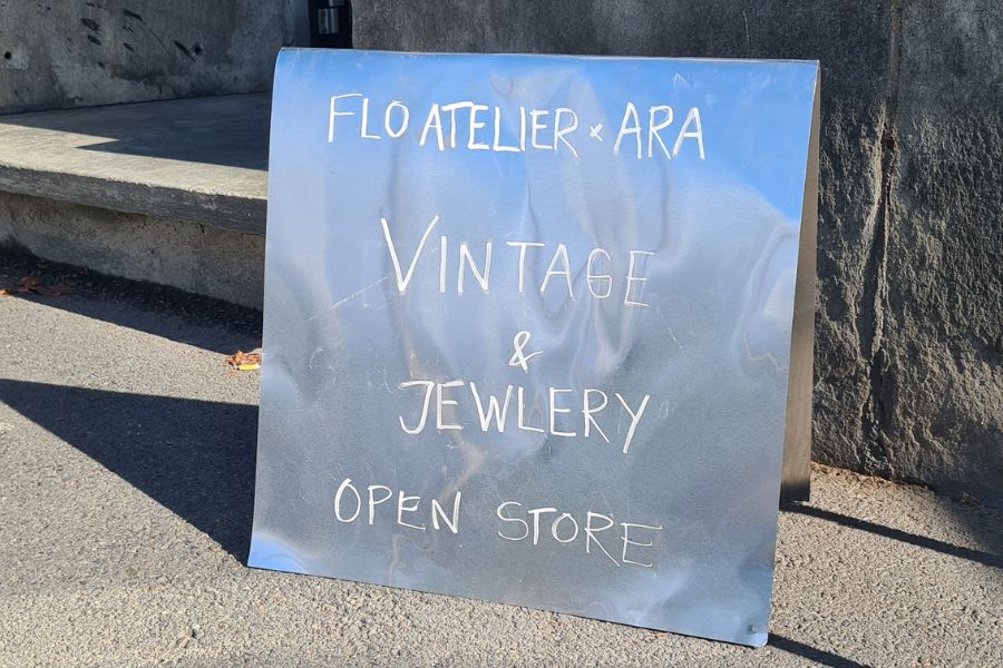 Metallskilt med Flo Atelier og ARA utenfor butikken deres på Bislett