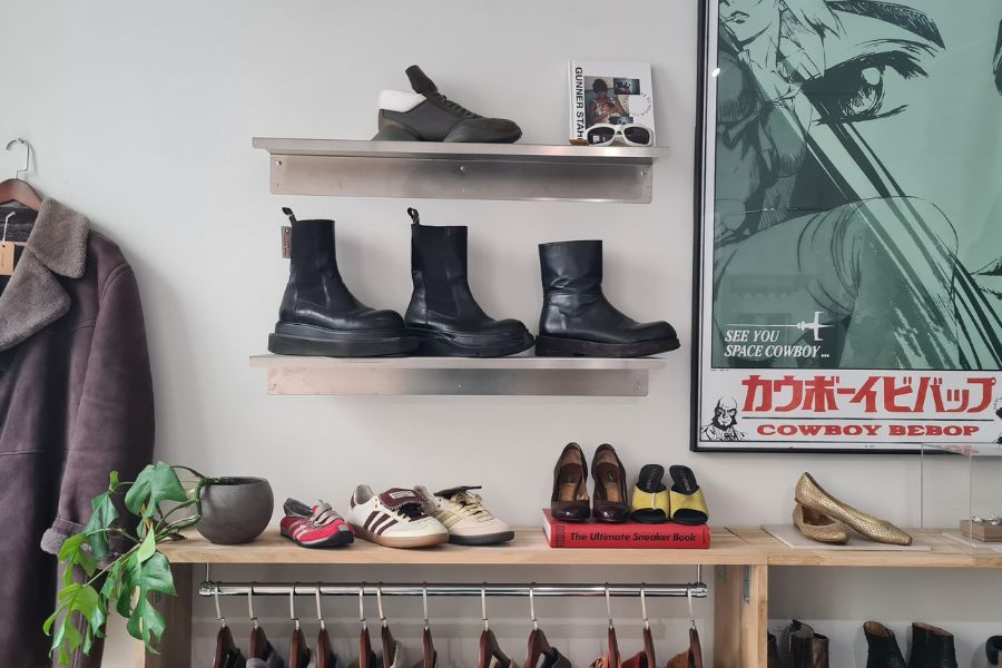 vegg med plakat og sko hos studio monolitt i oslo sentrum