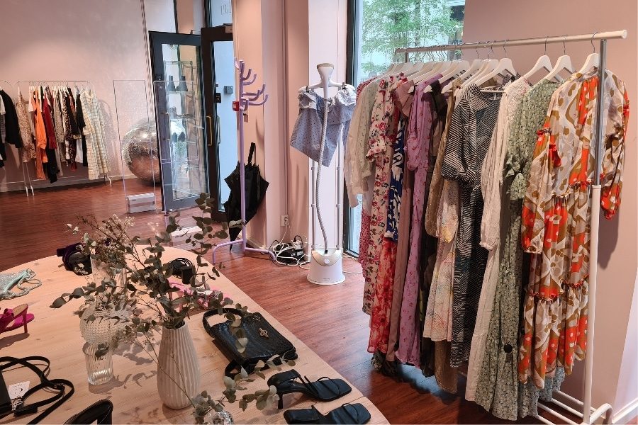 Inngangspartiet sett innenfra hos Cirkulær i Universitetsgata.