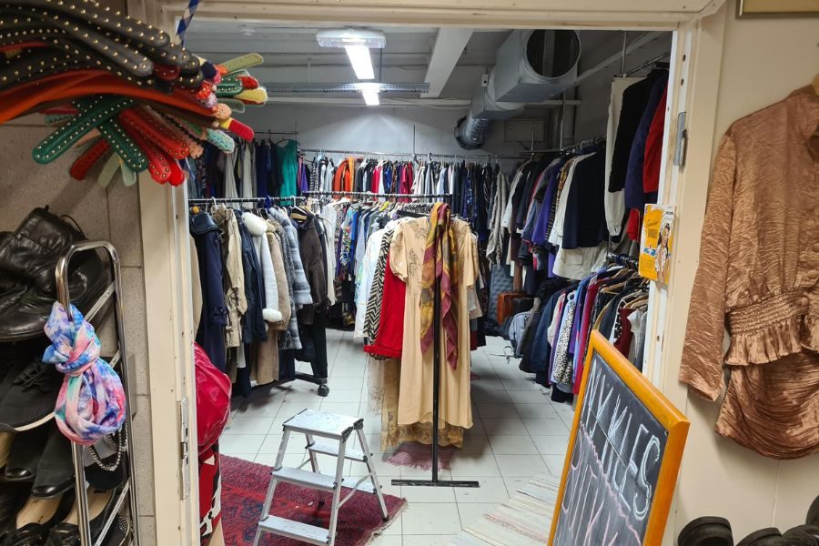 Klesavdelingen i underetasjen på Antikkvarehuset som har et godt utvalg brukt og vintage
