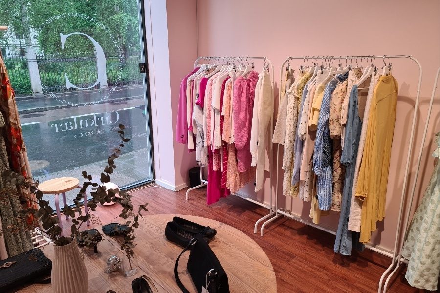 Dameklær på stativ og tilbehør hos Cirkulær i Universitetsgata.