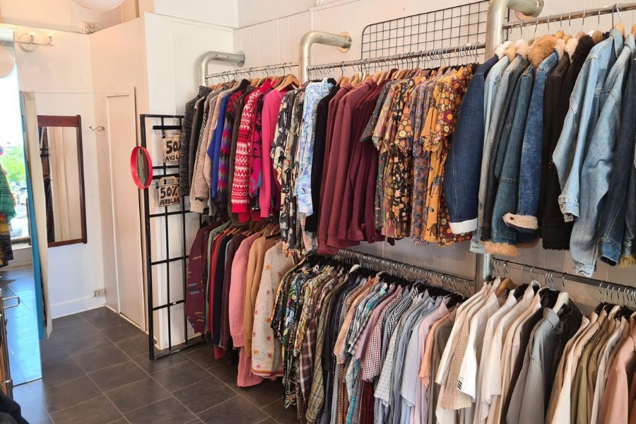 Stort utvalg med klær som selges hos Lykka på Løkka