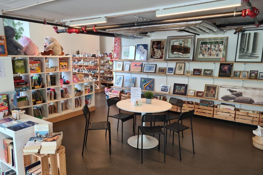 Det selges kunst og vinyl hos Bærekraftig Gjenbruk Ulven