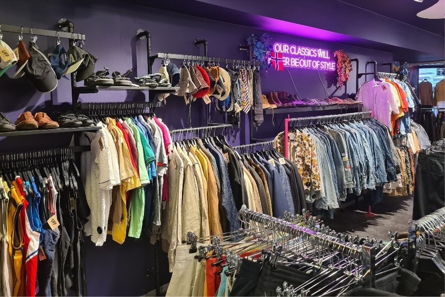 Klær, tilbehør og dekor på vegg hos UFF Karl Johan