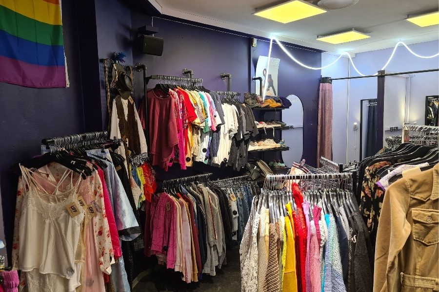 Prøverom og mange stativer med klær hos UFF Karl Johan