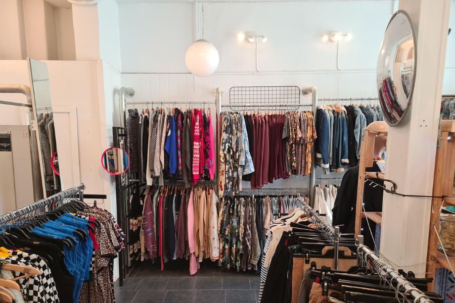 Pent organisert stativ med klær hos Lykka på Løkka