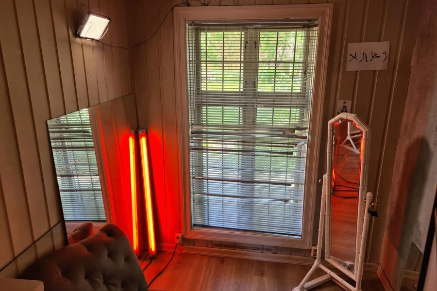 Prøverom på Xaki Vintage med oransje belysning