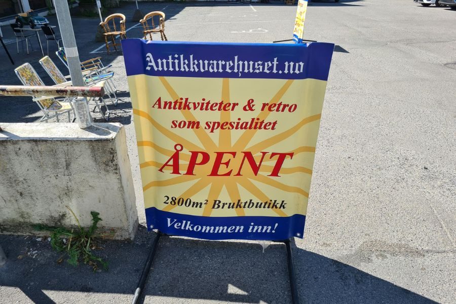 Skilt utenfor Antikvarehuset