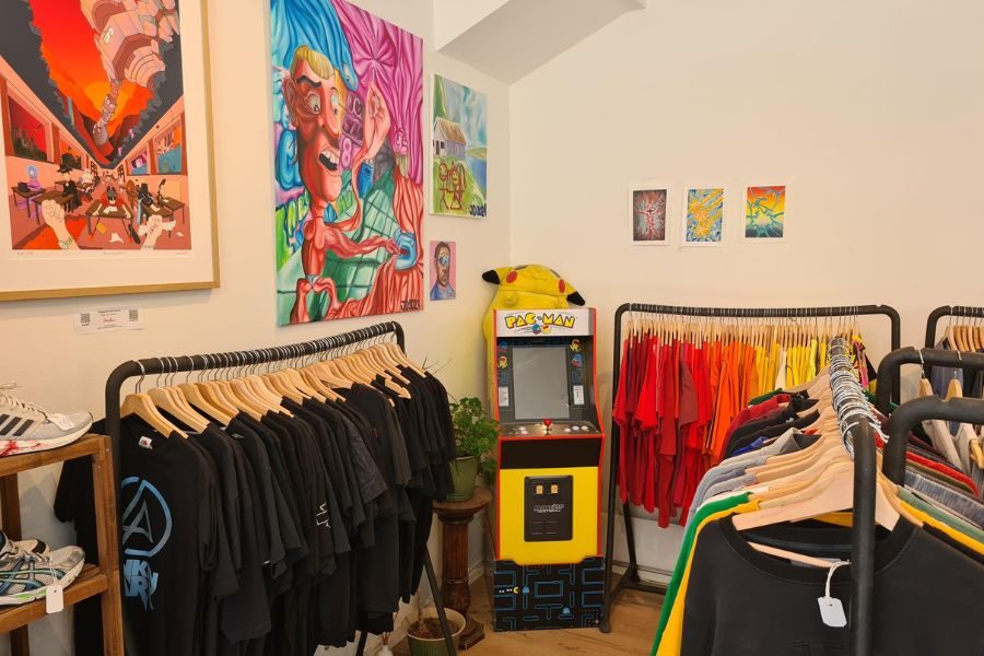 T-skjorter på stativ, kunst på vegg og retro arkadespill i hjørnet hos Aces! Vintage på Grunerløkka