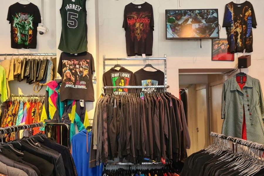Mange t-skjorter og andre plagg hos Velouria Vintage på Grunerløkka