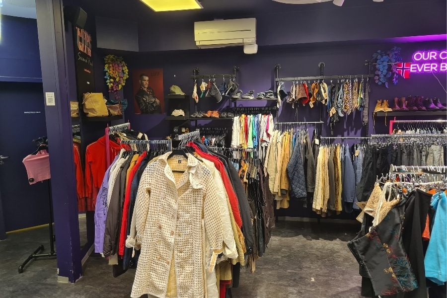 Mange stativer me dvintageklær hos UFF Karl Johan