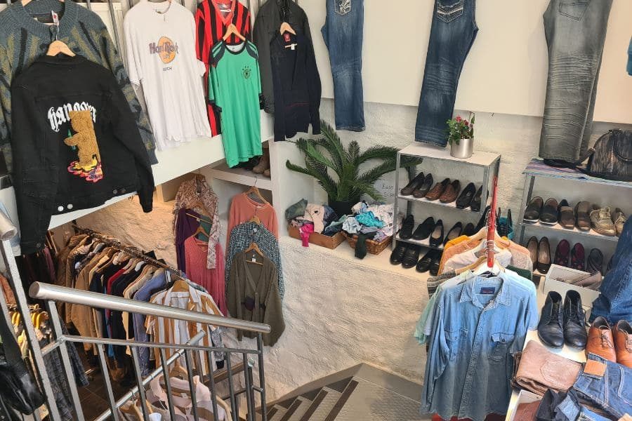 Trappegang hos Medhin Vintage med vintage klær på vegger