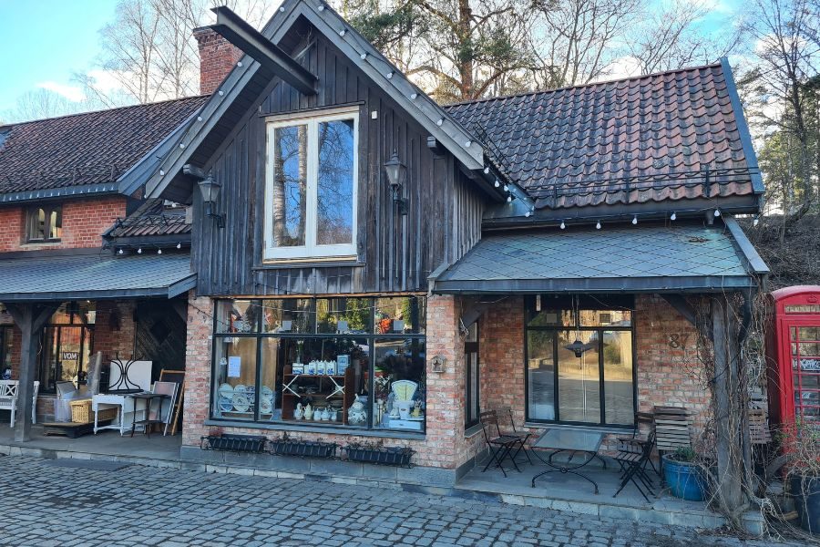 Utenfor lokalene til Hauketo's Brukthandel