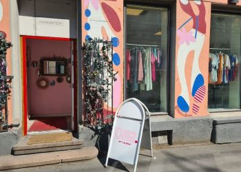 Utenfor inngangen til Dilla brukt og nytt på Grunerløkka