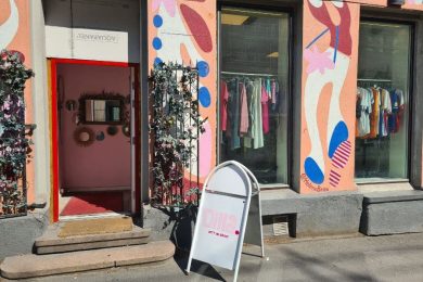 Utenfor inngangen til Dilla brukt og nytt på Grunerløkka