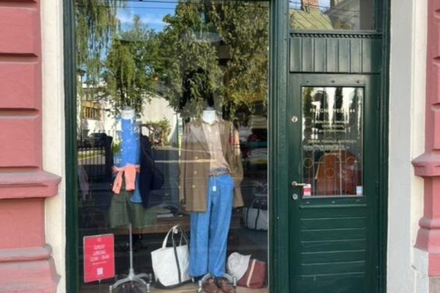Utenfor inngangen til Solitude Vintage på Frogner