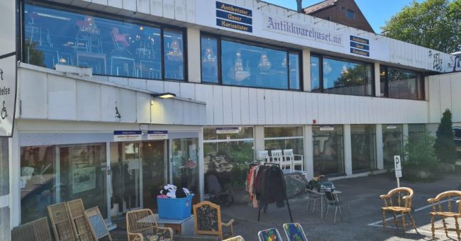 Utenfor lokalene til Antikkvarehuset på 2800 kvadratmeter med bruktvarer