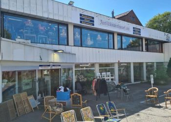 Utenfor lokalene til Antikkvarehuset på 2800 kvadratmeter med bruktvarer