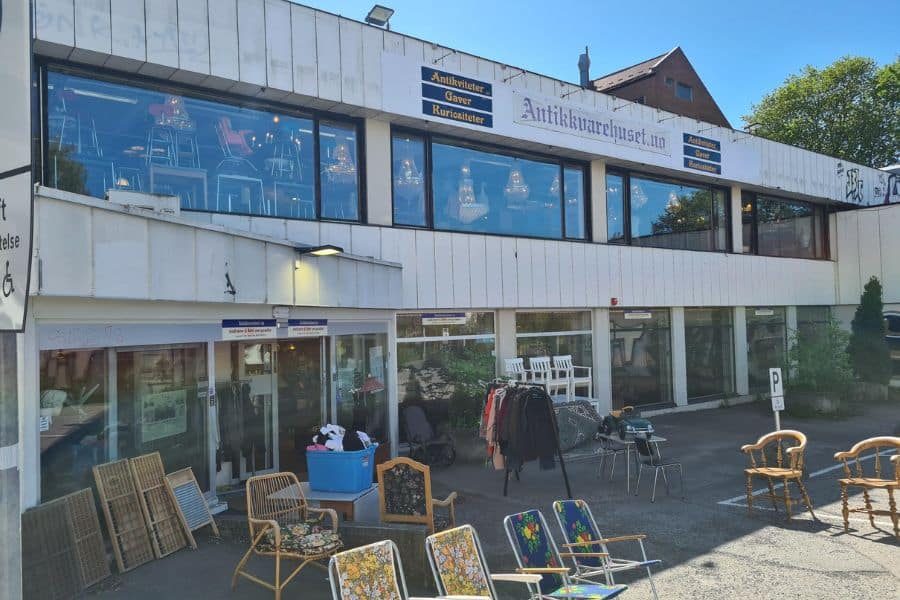 Utenfor lokalene til Antikkvarehuset på 2800 kvadratmeter med bruktvarer