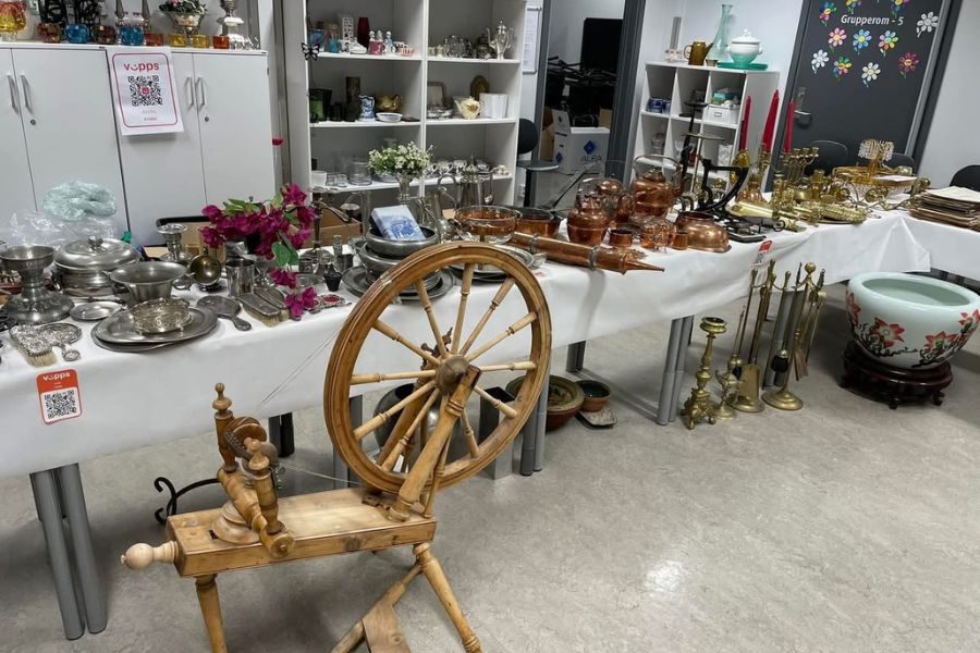 antikviteter og rariteter på loppemarkedet til grindbakken skole