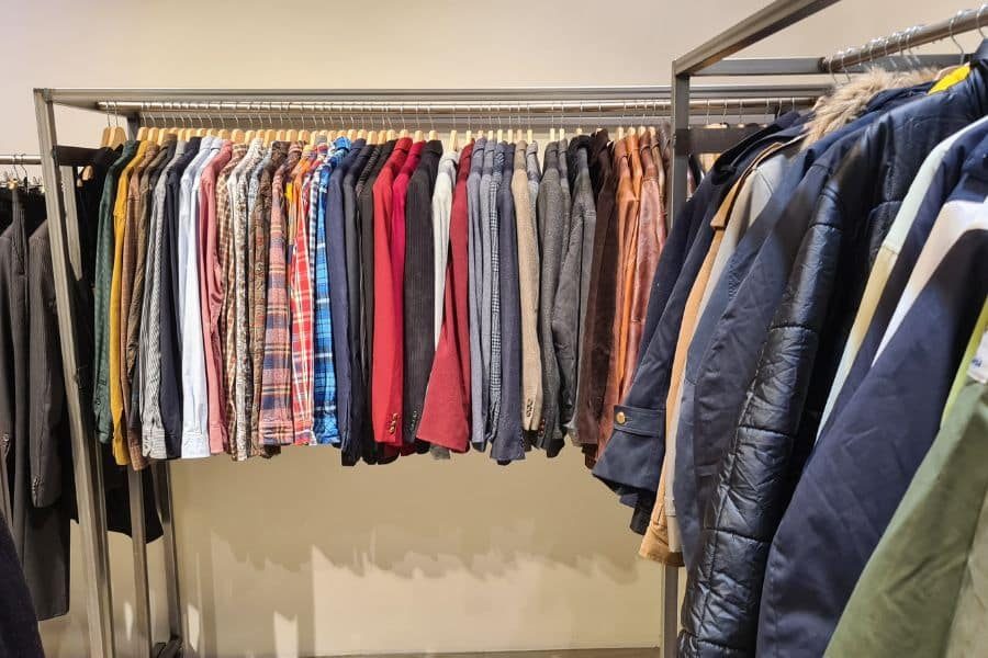 avdeling med brukt herretøy hos Fileks Secondhand Oslo