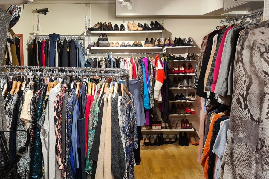 avdeling med secondhand dametøy hos røa røver'n