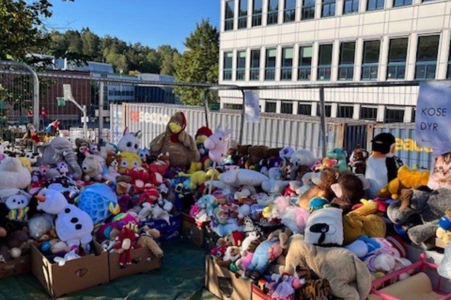 Avdeling utenfor Ulsrud videregående skole med bamser hos Bøler og Nøklevann sitt loppemarked