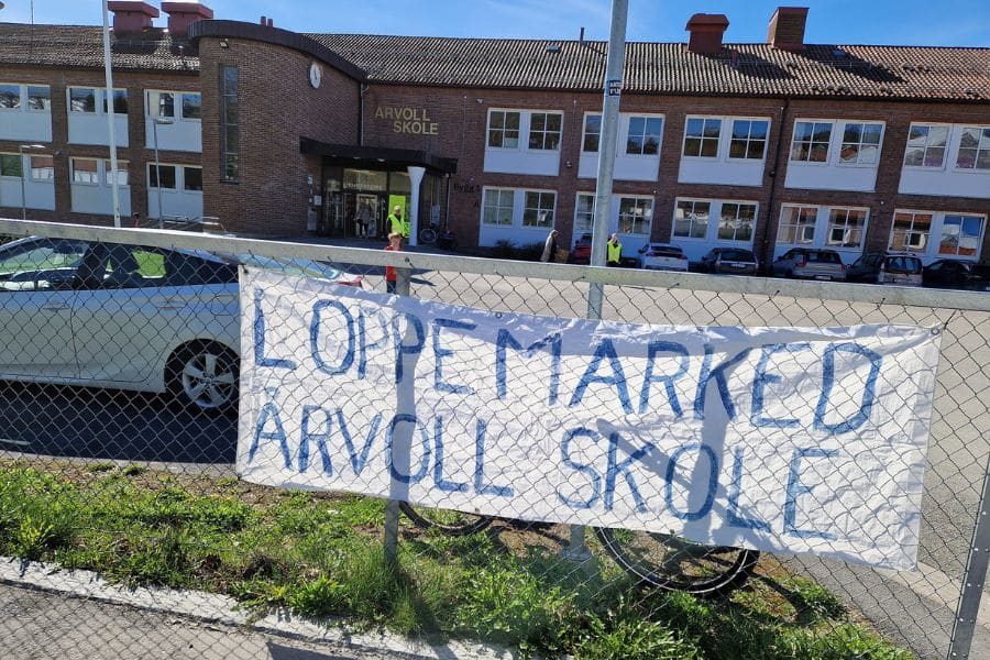 banner med loppemarked på årvoll skole