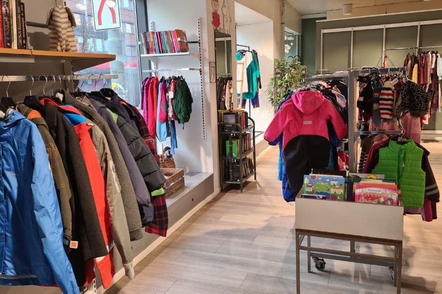 Avdeling med barneklær og leker hos Fretex Majorstuen