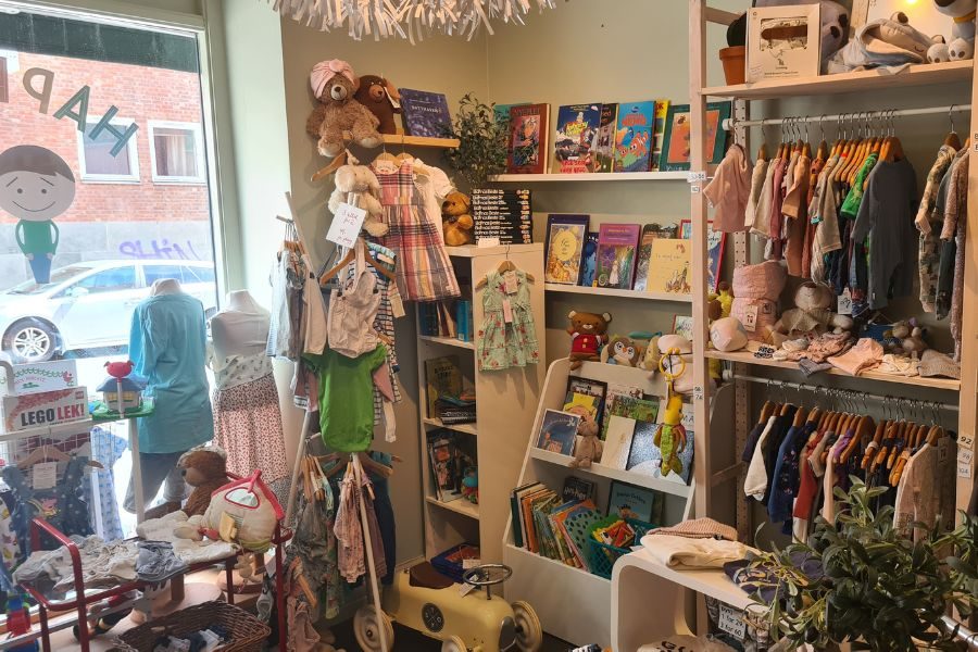 Secondhand barneklær, leker og bøker hos Happikidz på Sagene