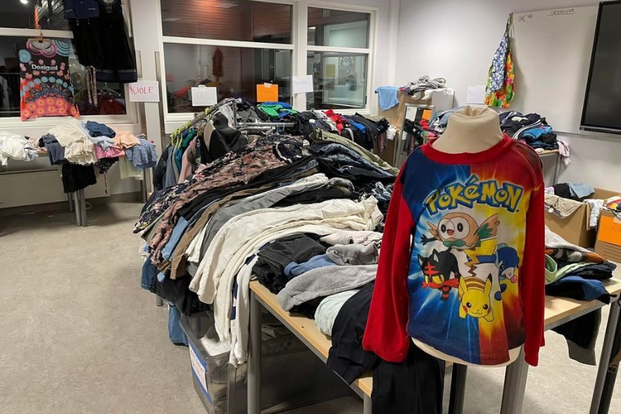 barneklær på loppemarkedet til grindbakken skole
