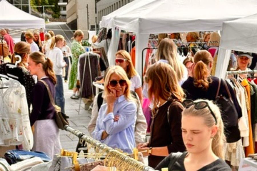 besøkende titter på klær hos lilleaker bazar