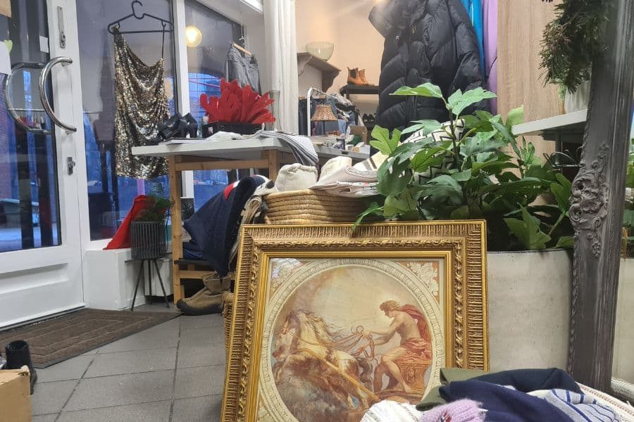 bilder og pynt hos helsfyr brukthandel