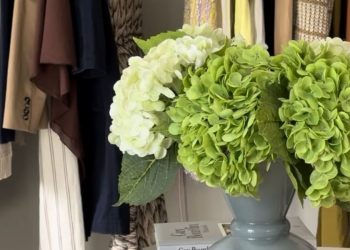 blomst foran klær hos repertoire