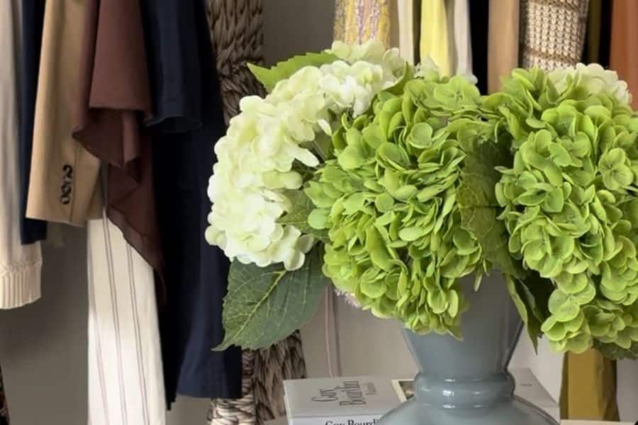 blomst foran klær hos repertoire