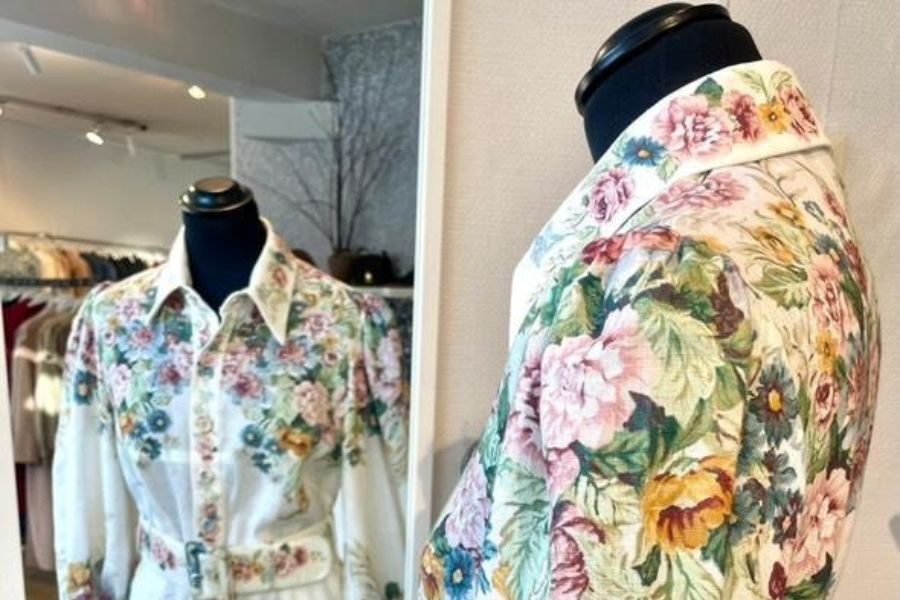 Lekre detaljer på plaggene hos Usato Second Hand på Røa