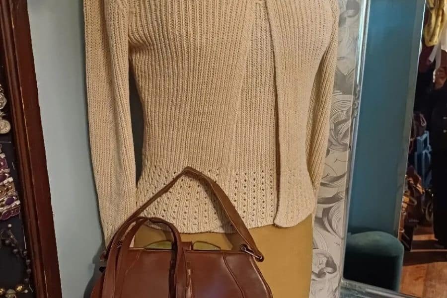 bluse og veske hos maj vintage