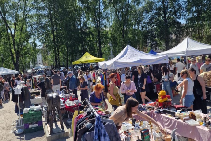 Mange boder og mennesker på Birkelunden marked