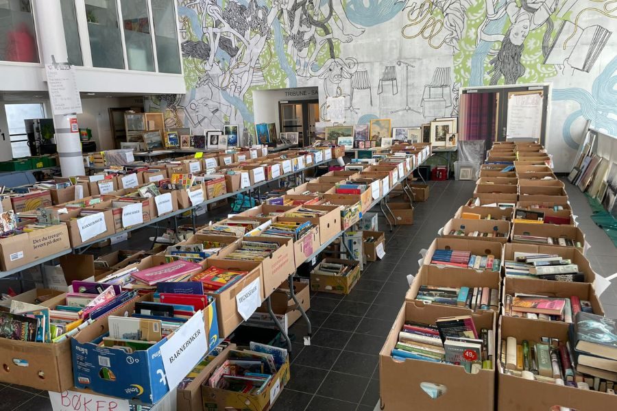 bokavdeling på loppemarked på tåsen skole