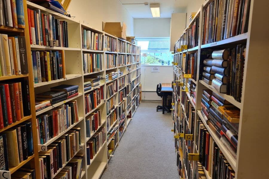 Mange bøker i bokavdeling på Loppestuene Grefsen