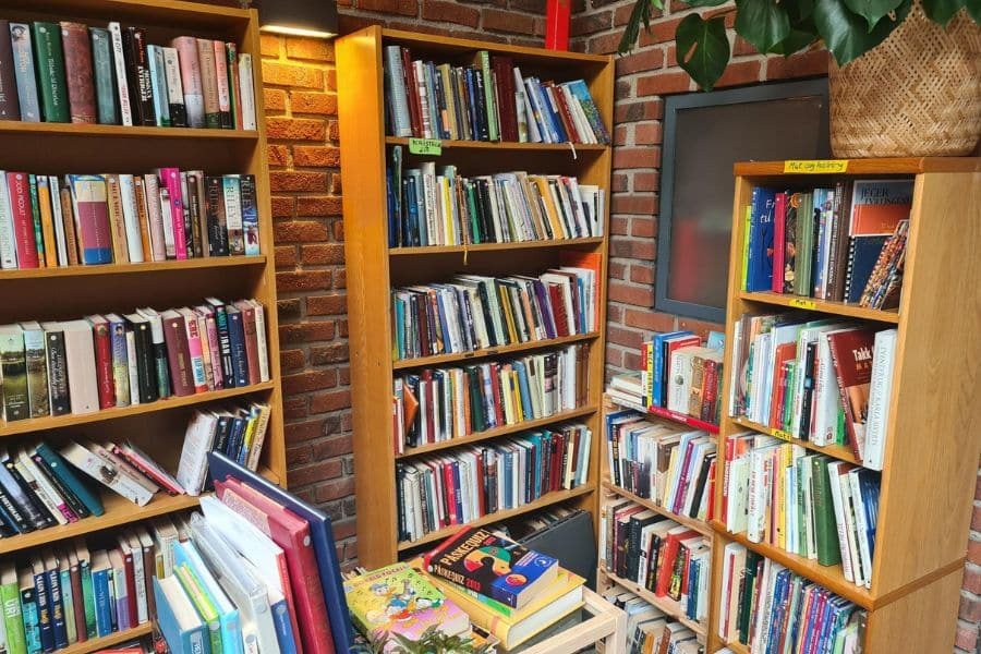 Stor bokavdeling på NMS Gjenbruk Lilleborg