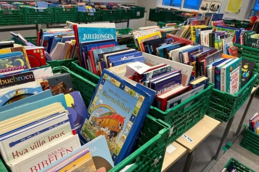 Mange bøker i bokavdeling på loppemarkedet på Voksen skole