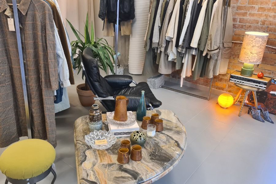 bord med dekor hos Handover Copenhagen på Grunerløkka
